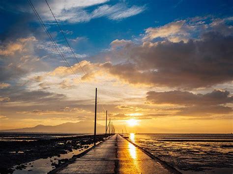 ながべたかいしょうろ|【長部田海床路(海に沈む道路)】干潮の時間帯だけ現。